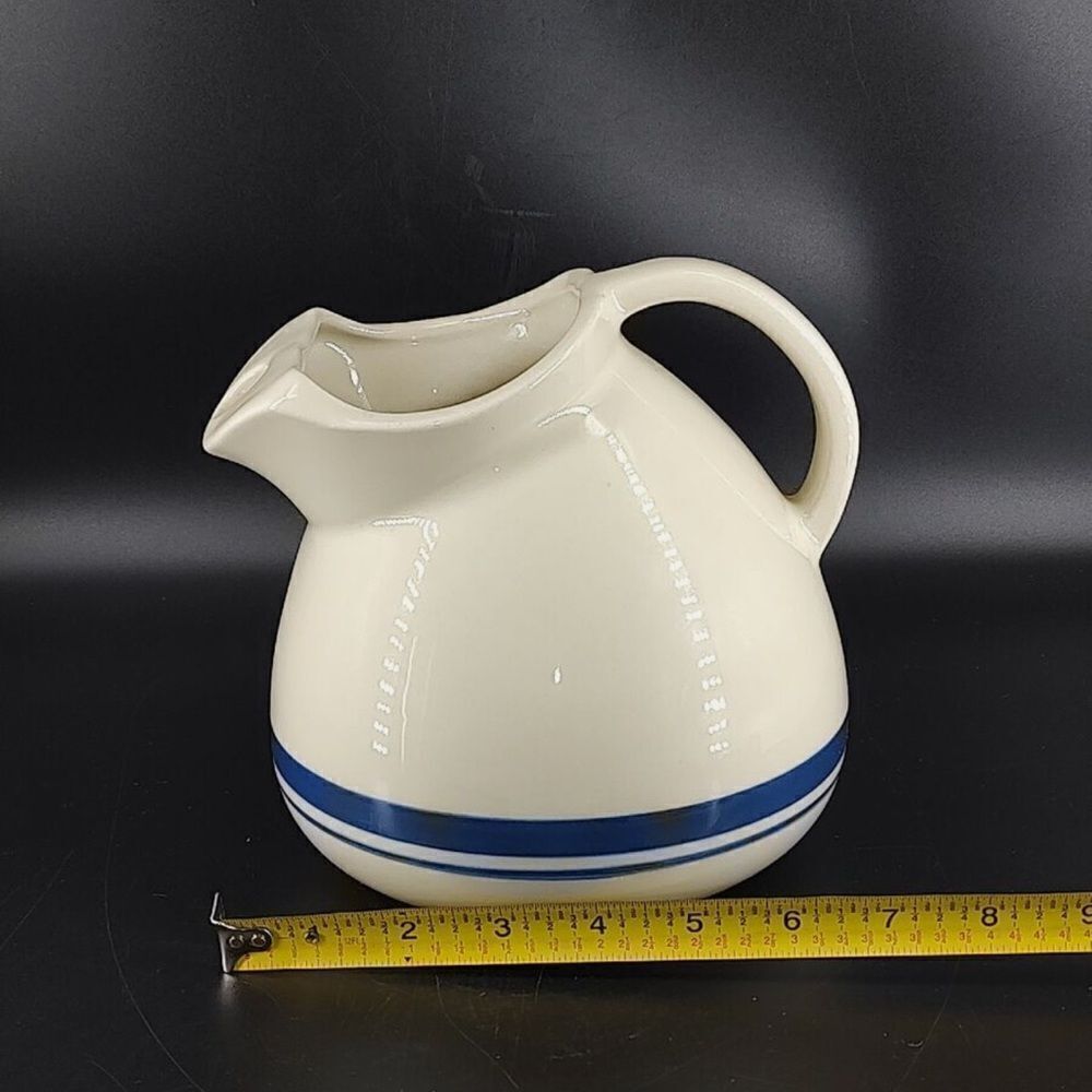 Hard to find Friendship Pottery water pitcher. c: 1973-
1996. Neat ball pitcher.